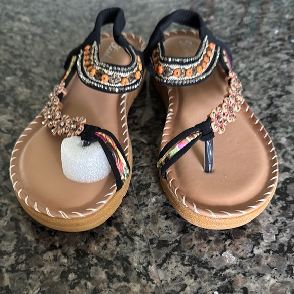 Kinlida Embellished Black and Tan Sandals NWOT 9 - Picture 3 of 10